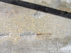 Detailaufnahme der verschlissenen Oberfläche der Fußgängersteegbrücke