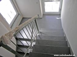Treppenhaus nachher mit Colorquarzsandbeschichtung