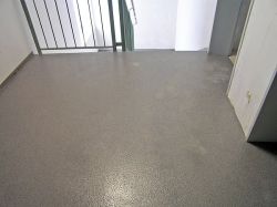 Treppenpodest nachher mit Colorquarzsandbeschichtung